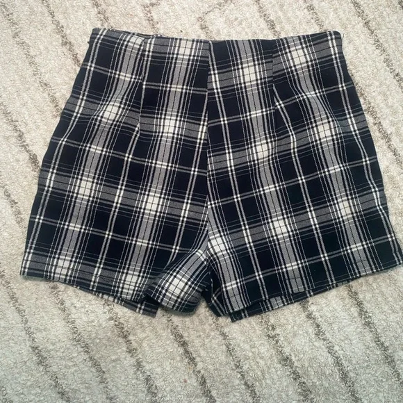 Brandy Melville Black & White Plaid Wrap Skort – One Size - Picture 4 of 7